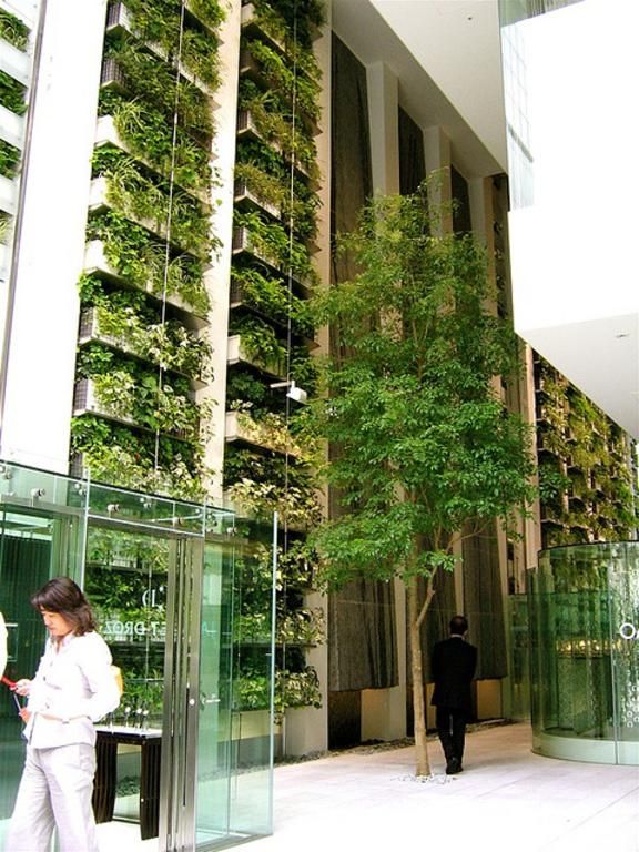 Lượng cây xanh lớn trên các bức tường theo trục dọc của tòa nhà giống như một khu vườn treo đem lại cảm giác tươi mát, trong lành.