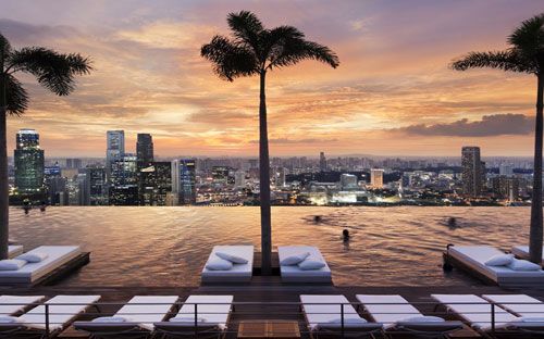 Hồ bơi 'vô cực' này nằm trên tầng cao nhất của Marina Bay Sands mang đến cho bạn một tầm nhìn đặc biệt - đường chân trời Singapore