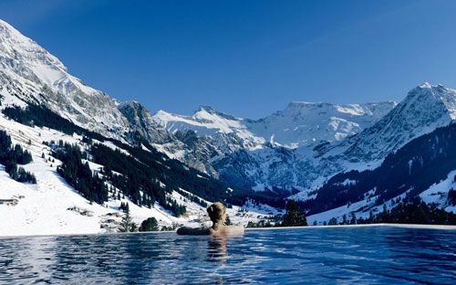 Nằm trong dãy núi Swiss Alps, hồ bơi nước nóng của The Cambri được bao quanh bởi phong cảnh tươi xanh vào mùa hè và dãy núi phủ tuyết trắng vào mùa đông