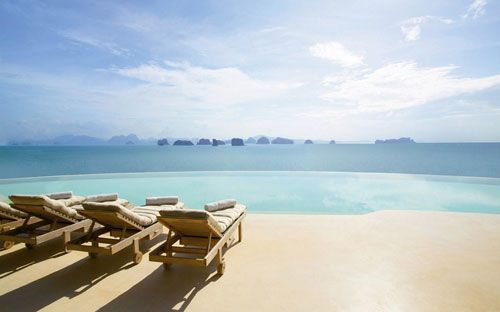 Khách sạn nằm trên hòn đảo Yao Noi với 54 biệt thự cao cấp, mỗi biệt thự đều có hồ bơi riêng. Hơn hết, Six Senses Yao Noi có một hồ bơi 'vô cực' với tầm nhìn đến những đỉnh đá vôi lởm chởm của Vịnh Phang Nga