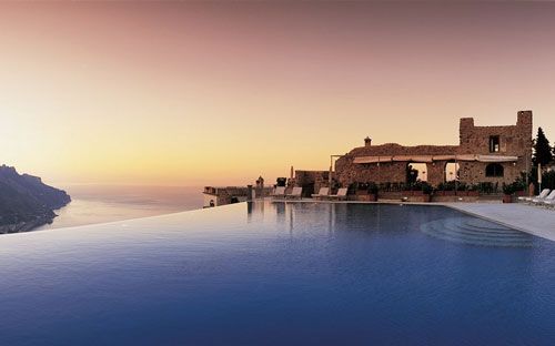 Nằm trên đỉnh của một vách đá bên bờ biển Amalfi, khách sạn có một hồ bơi nước nóng đặt tại vị trí cao nhất của thị trấn Ravello. Trong khi thưởng thức vẻ đẹp của bờ biển bên dưới từ hồ bơi, du khách có thể ăn trái cây tươi và nghe nhạc từ một chiếc iPod được chuẩn bị sẵn