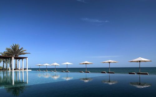 Tọa lạc trên dãy núi Al Hajar của Vương quốc Oman, The Chedi Muscat là một khách sạn có không gian yên tĩnh với bãi biển riêng, gần 85.000 m² vườn, 6 nhà hàng và 3 hồ bơi, bao gồm một hồ bơi 'vô cực' xanh mướt