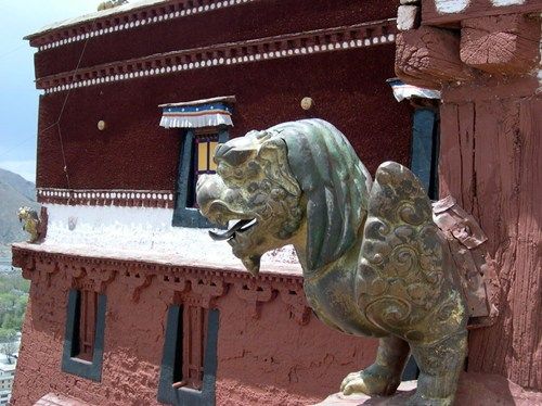 Về mặt lịch sử, cung điện Potala được vua Songtsen Gampo cho xây dựng vào năm 637 sau Công nguyên như cột mốc đánh dấu cuộc hôn nhân giữa ông và Công chúa Văn Thành của nhà Đường. Tên cung điện được đặt theo tên của một cung điện huyền bí ở Nam Ấn Độ của Đức Phật bảo trợ Tây Tạng Avalokiteshvara.