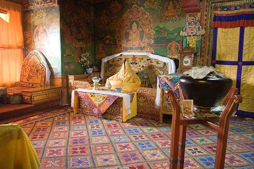 Trên những vách tường của các căn phòng đều có các bích họa với những màu sắc rực rỡ. Trong ảnh là căn phòng dành cho các đời Đạt Lai Lạt Ma sinh sống.