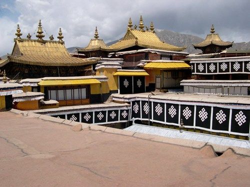 Trên nóc lâu đài có 8 tháp bọc vàng biểu tượng cho mỗi đời Đạt Lai Lạt Ma – lãnh tụ tinh thần của người Tây Tạng.