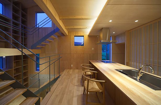 Bếp và phòng ăn cạnh cầu thang Ảnh © Yousuke Harigane