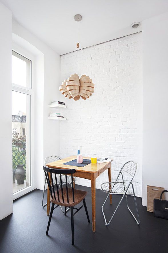 Nội thất phong cách tối thiểu - một góc bàn ăn với mảng tường xây thô sơn trắng làm nền cho đồ nội thất.