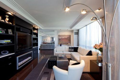 Kê nội thất theo hướng vuông góc với chiều dài cũng giúp khắc phục nhược điểm của phòng khách dài.