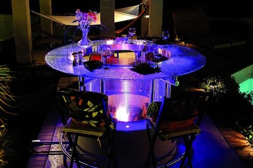 Lò sưởi tích hợp bàn cocktail, là sản phẩm dành cho những người muốn thưởng thức đồ uống trong lúc quây quần ấm áp. 