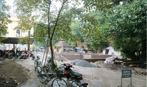 Xung quanh khu vực xây dựng là một bãi để xe máy, phía nhà vệ sinh bát giác chất đầy vật liệu xây dựng - Ảnh(c)Thái Linh