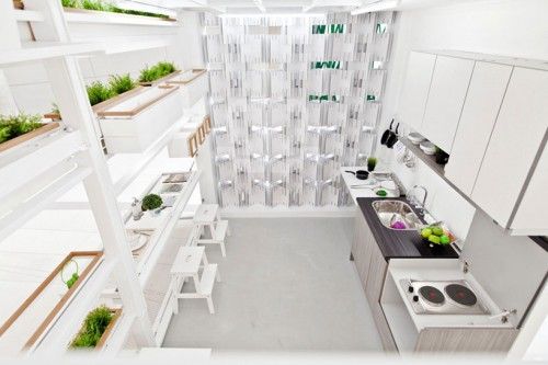 Phòng bếp dưới tầng 1 được thiết kế phù hợp với người dùng xe lăn.