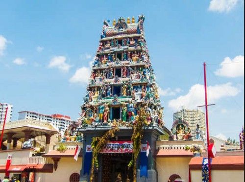 Đền mang ảnh hưởng của kiến trúc Nam Ấn với biểu tượng ngọn tháp đặc trưng cho kiểu chùa chiền.