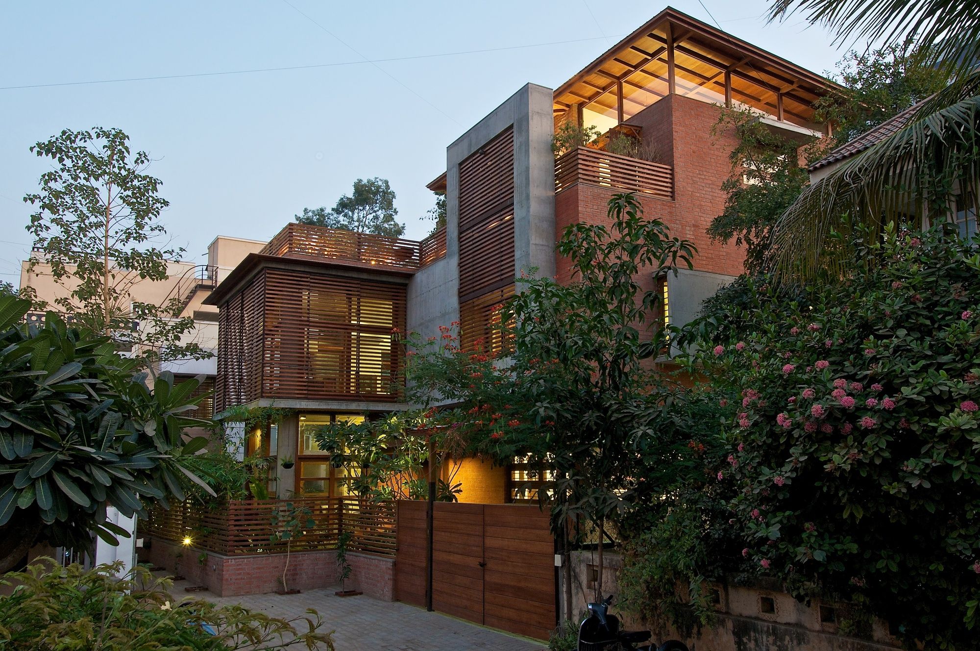 509d3d68b3fc4b56c10000cc_the-green-house-hiren-patel-architects_the_green_house_exterior_view_1