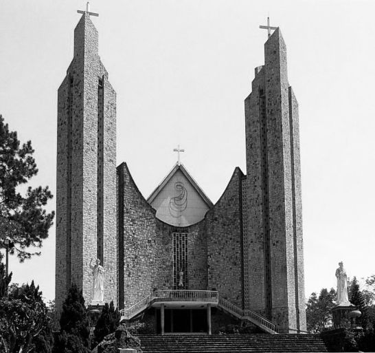 Nhà thờ Phủ Cam, Huế – KTS Ngô Viết Thụ, 1963 