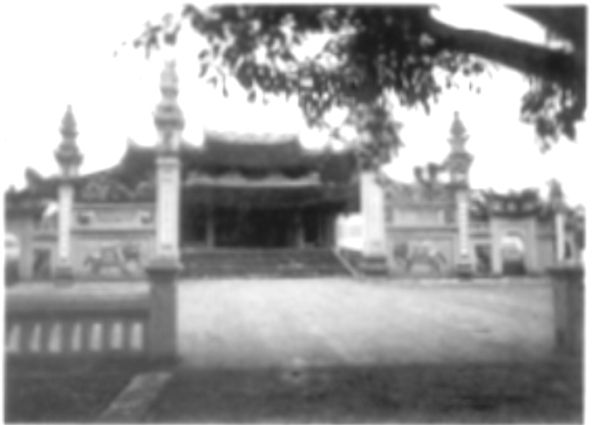 Bức hình Đình Hương Canh năm 1938. So với hện nay, tam quan có 6 cột trụ và được xây sát với 7 bậc đá lên đình, khoảng san đình hện nay là một sân bán nguyệt, có tường bao thấp