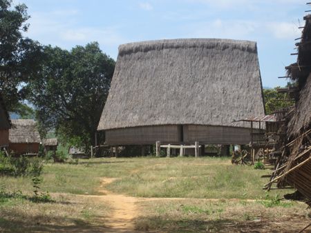 Nhà Rông làng Kon Sơ Lăl- ngôi nhà cộng đồng của buôn làng Tây Nguyên đã lâu không còn ai bước chân vào