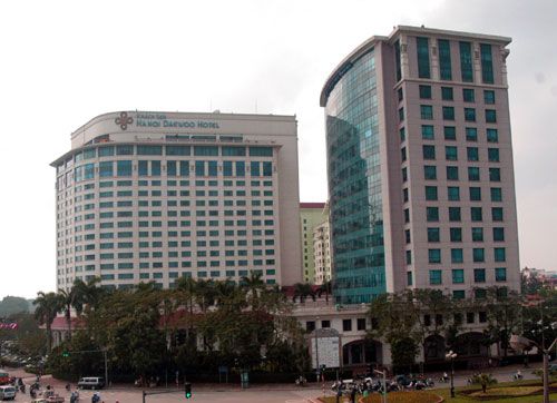 Khách sạn Daewoo là một trong những công trình kiến trúc được xây dựng vào những năm 90 của thế kỷ trước. Ảnh: Khánh Nguyên
