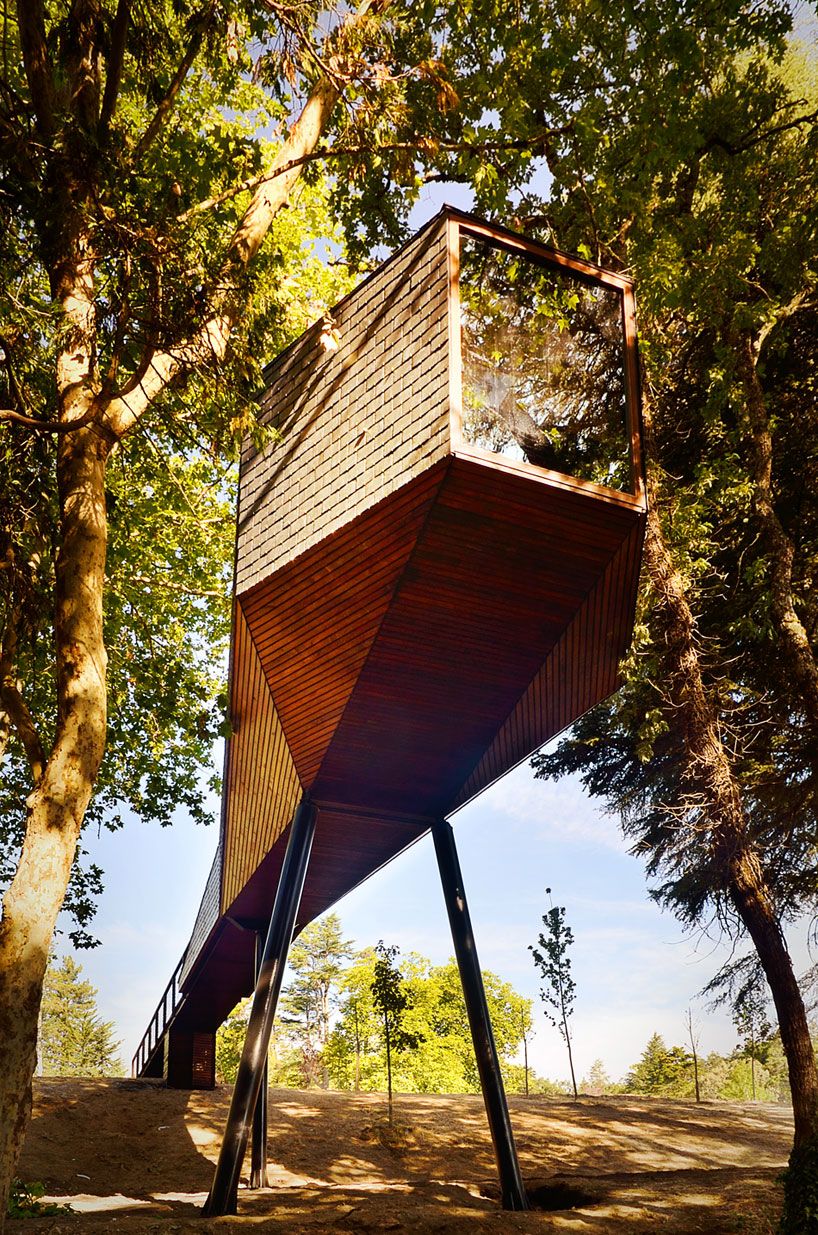 Chất liệu xây dựng làm ngôi nhà hòa lẫn vào giữa rừng cây Ảnh: Ricardo Oliveira Alves