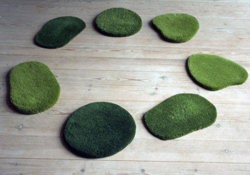 Đệm rêu Drak Guld’ 100% chất liệu len,với ba kiểu dáng hình dạng hữu cơ (organic shape), ba kích thước và ba sắc độ xanh (tổng cộng 27 mẫu).