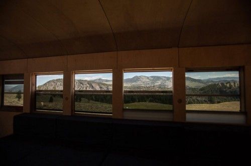Cảnh quan tươi mát của vùng Yellowstone hiện ra sau cửa sổ