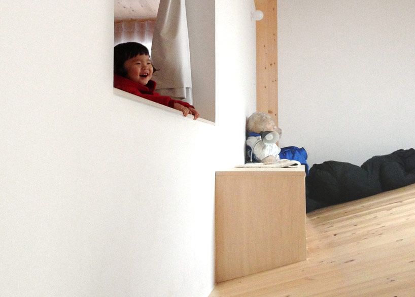Những vật dụng nội thất chuyên biệt khớp vào các góc cạnh xiên lệch của những căn “nhà con” / Ảnh © Seiya Miyamoto, Toshiyuki Yano