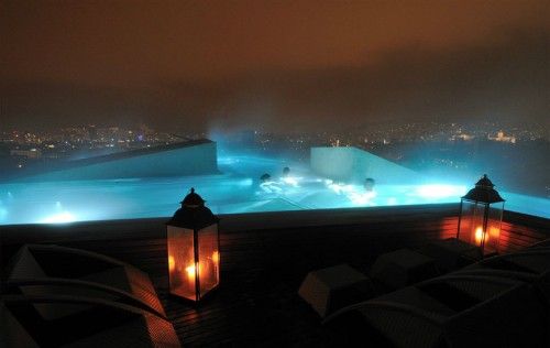 Hồ tắm trên sân thượng vào ban đêm Ảnh © Bluewatercom