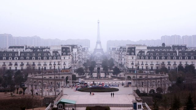 Một góc nhìn ra tháp Eiffel