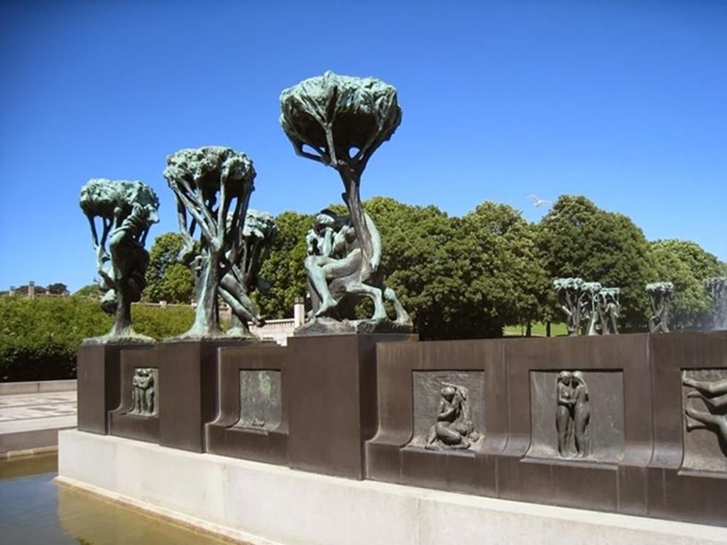 Giữ kỷ lục là công viên điêu khắc lớn nhất thế giới được tạo ra bởi duy nhất một nghệ sĩ, công viên điêu khắc Frogner có những bức tượng được xây dựng trên một cây cầu cao 100 m mở rộng giữa cổng chính và đài phun nước, một tượng đài của cái chết và tái sinh mô tả bộ xương và trẻ em yên nghỉ lọt thỏm trong lòng cây