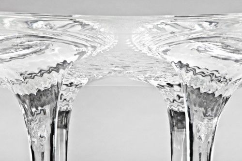 Bề mặt sóng gợn của bàn với bốn “xoáy nước” tạo thành bốn chân bàn Ảnh: Jacopo Spilimbergo