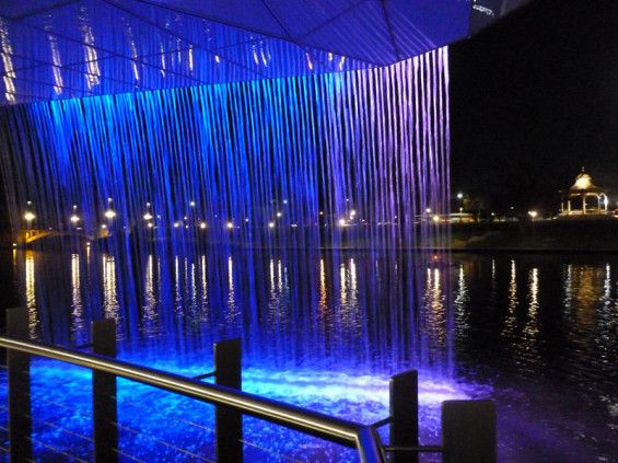 02_New-Riverbank-Bridge-in-Adelaide-incoporates-an-illuminated-water-feature-that-encourages-interaction-with-water_Photo-courtesy-TCL-565x423
