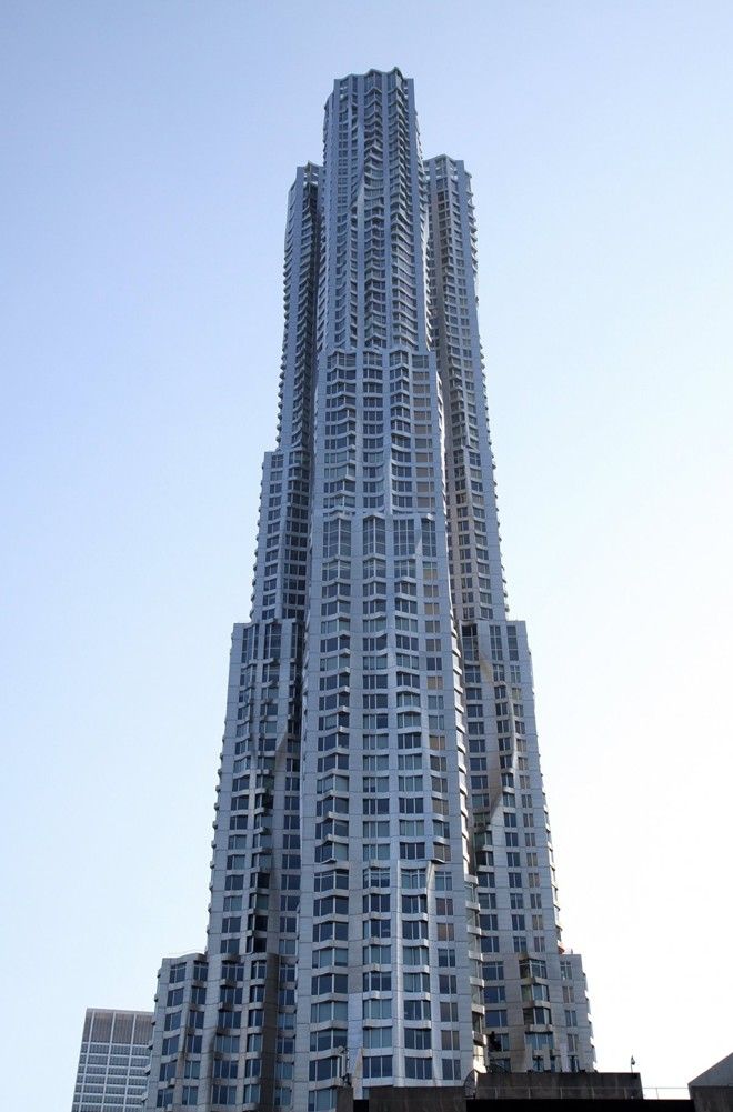 Được thiết kế bởi Frank Gehry, tòa nhà 265 m được xây dựng chỉ trong 4 năm.