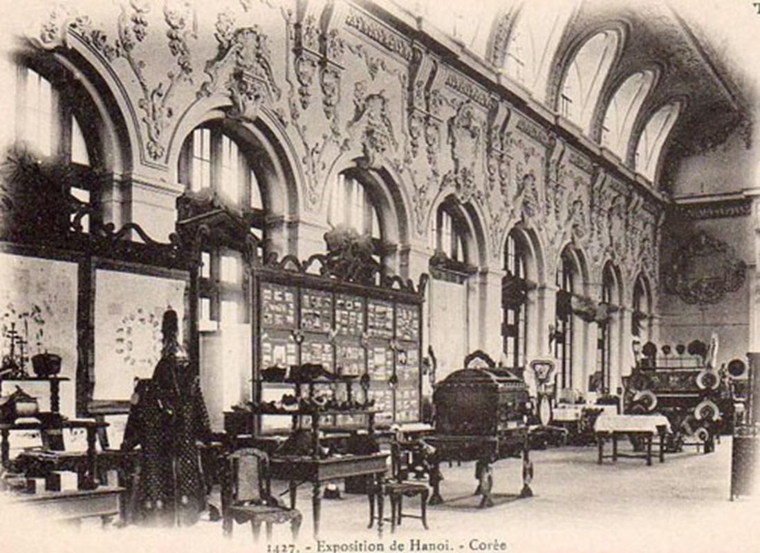 Bên trong tòa nhà chính Đấu Xảo (1902): gian Hàn Quốc với đồ gỗ, sứ ,may mặc