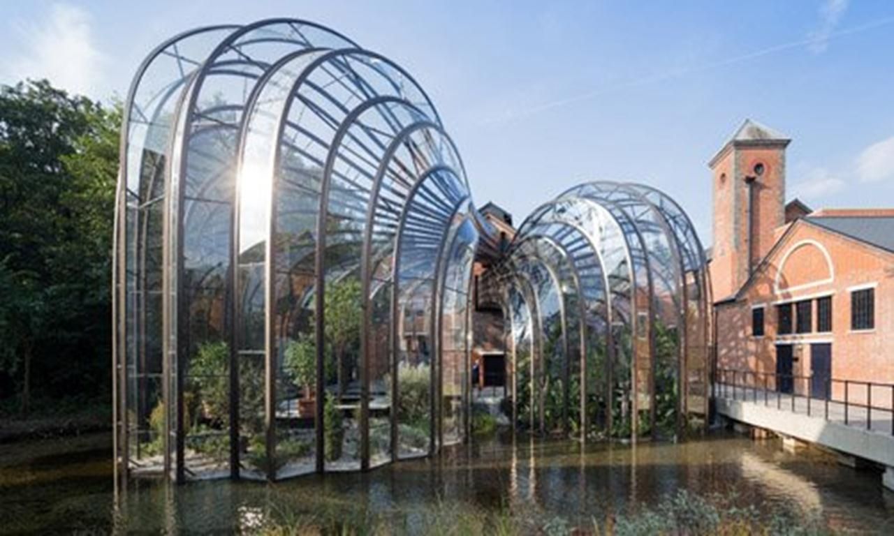 Toàn cảnh Laverstoke Mill - Bombay Sapphire và Vườn Thủy tinh đặt tại trung tâm tổ hợp doThomas Heatherwick thiết kế , hoàn thành 2014 . ảnh Hanoidata ST&BT