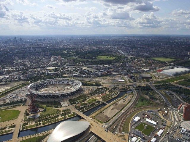 Sân vận động Olympic Nữ hoàng Elizabeth, London, Vương Quốc Anh được thiết kế bởi nhóm kiến trúc sư của hội kiến trúc cảnh quan LUC và James Corner Field Operations, phát triển bởi Công ty Cổ phần Phát triển Legacy London, nhận đề cử cho Dự án tái tạo đô thị xuất sắc nhất và giải thưởng đặc biệt của ban giám khảo