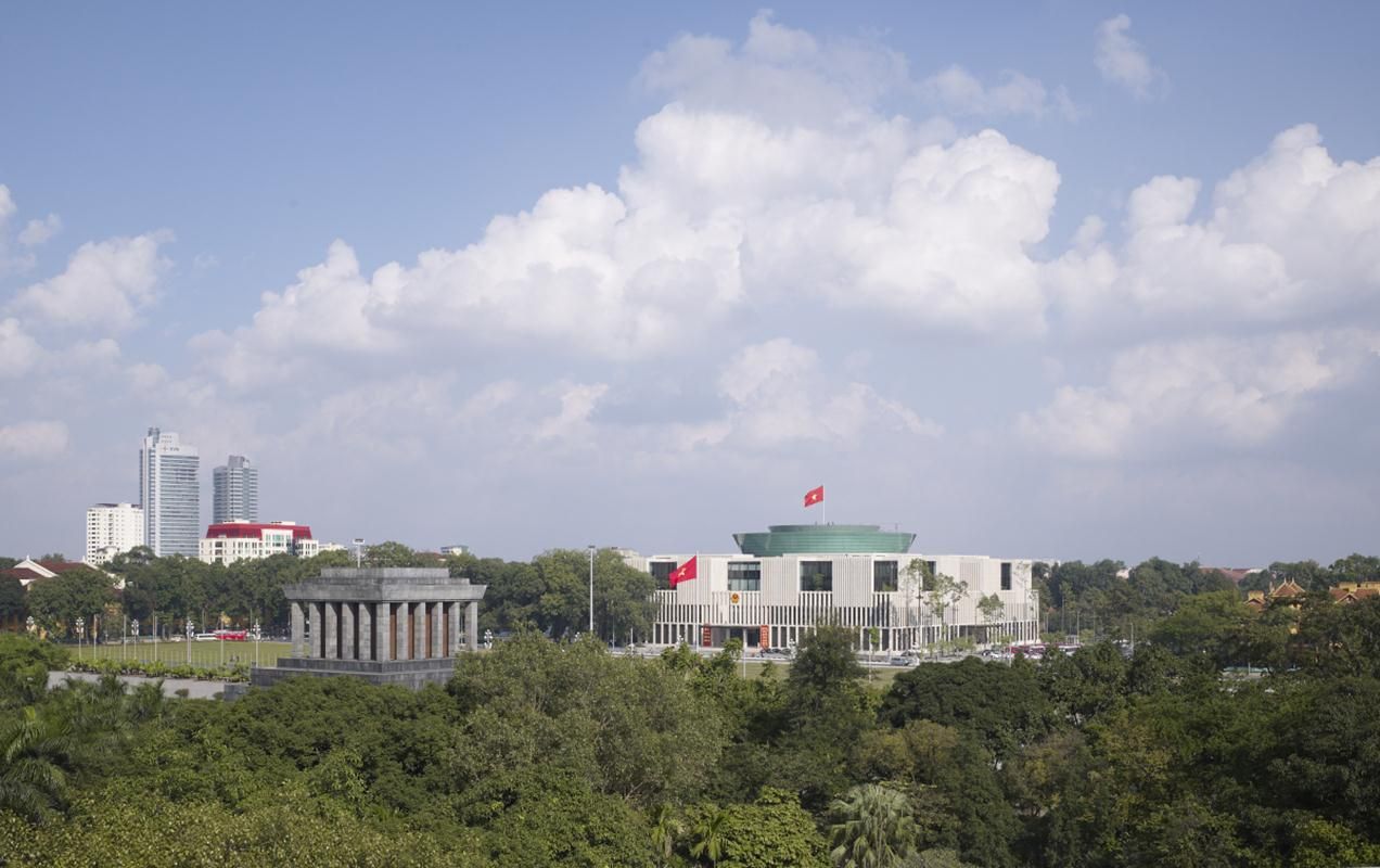 Công trình nằm trên vùng đất đầy ý nghĩa lịch sử của thành phố Hà Nội và đối diện với Lăng Chủ tịch Hồ Chí Minh