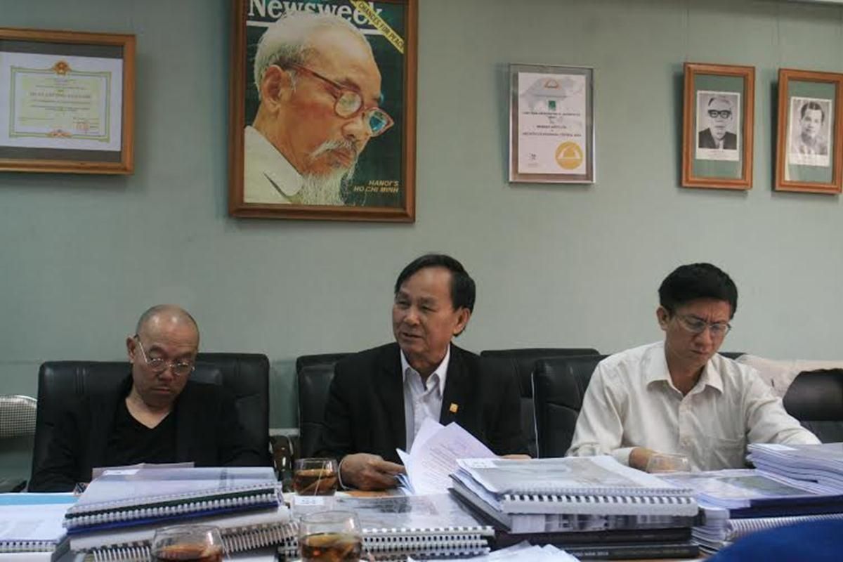 Chủ tịch Nguyễn Tấn Vạn trao đổi với HĐGT trong quá trình chấm giải
