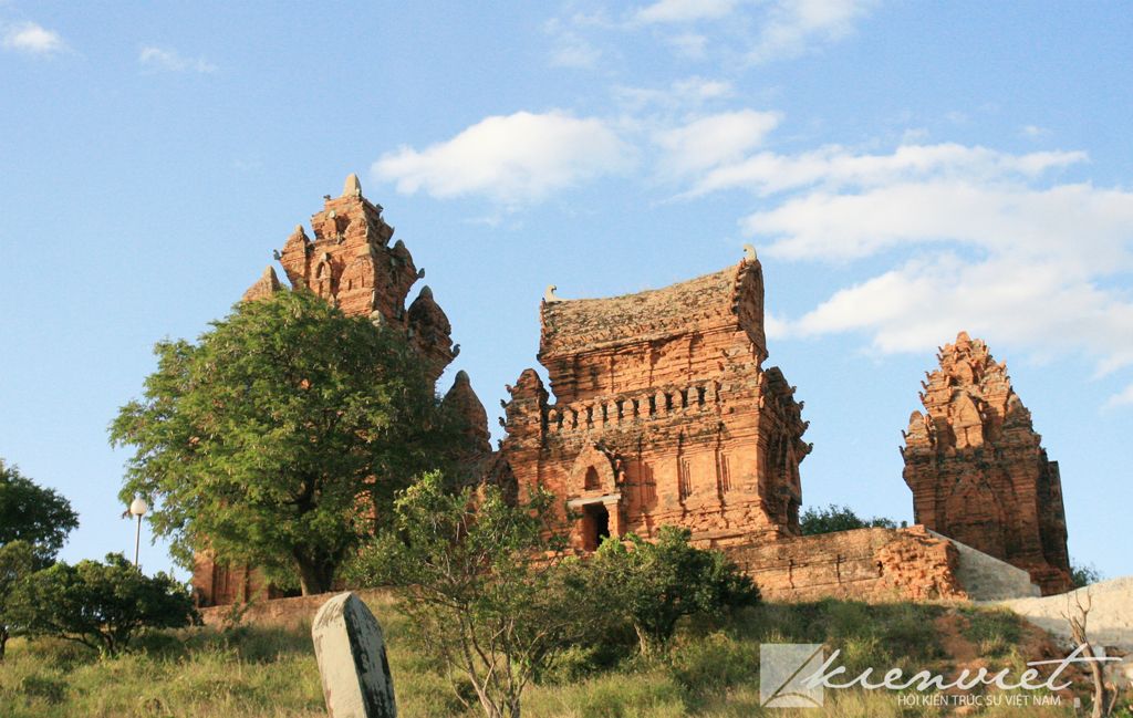 Tháp Poklong Grai - Dấu ấn của vương quốc Panduranga cổ đại - Ảnh: Thái Linh