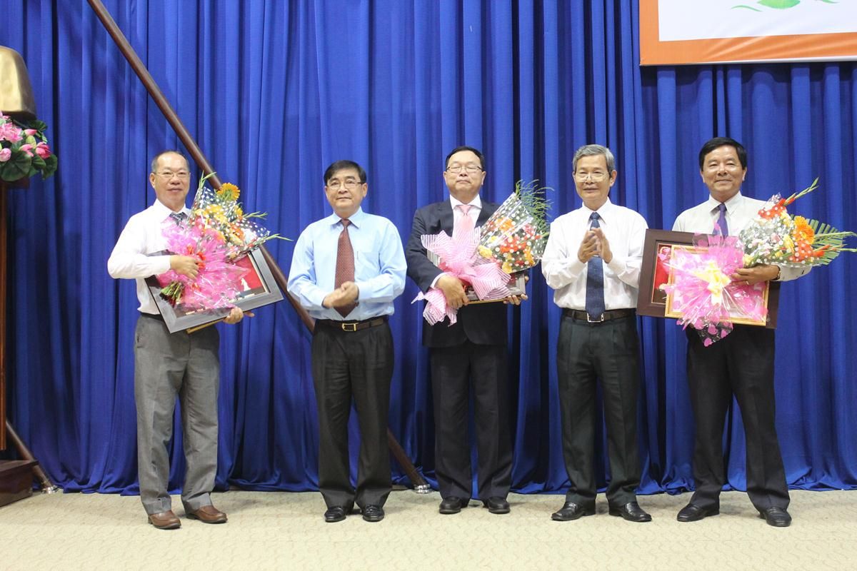 Ông Đỗ Hữu Lâm - chủ tịch UBND tỉnh Long An trao bằng khen cho ông Smit Chea và 2 tập thể với những đóng góp cho hoạt động khuyến học, khuyến tài.