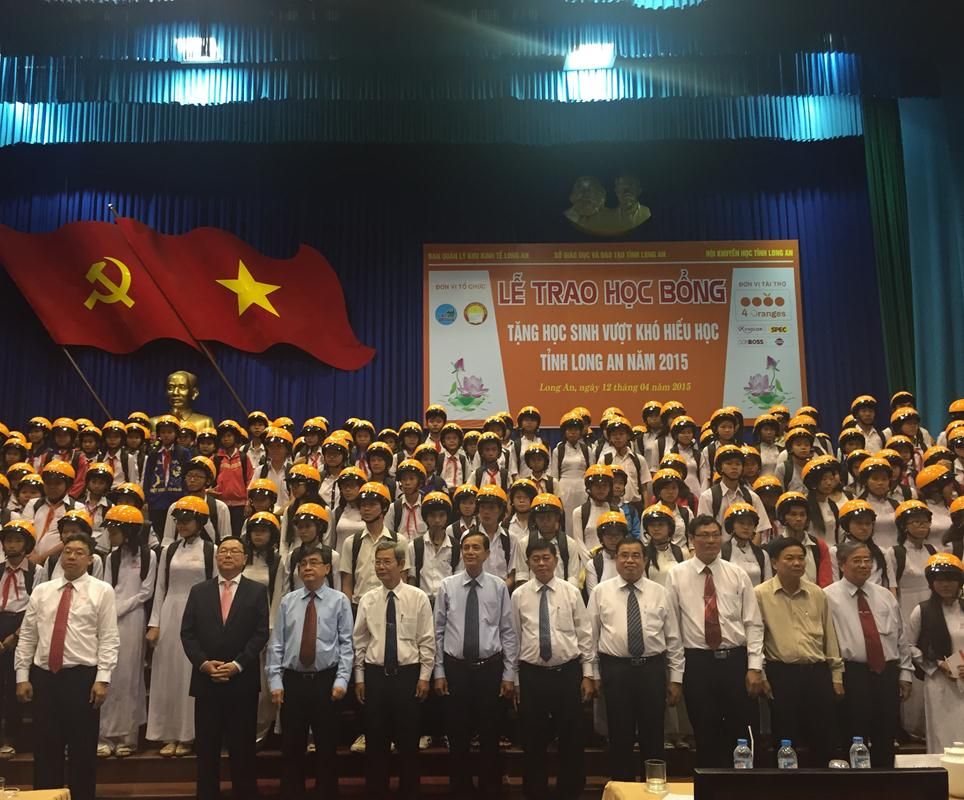 Đại diện lãnh đạo tỉnh Long An cùng nhà tài trợ và các em học sinh chụp hình lưu niệm