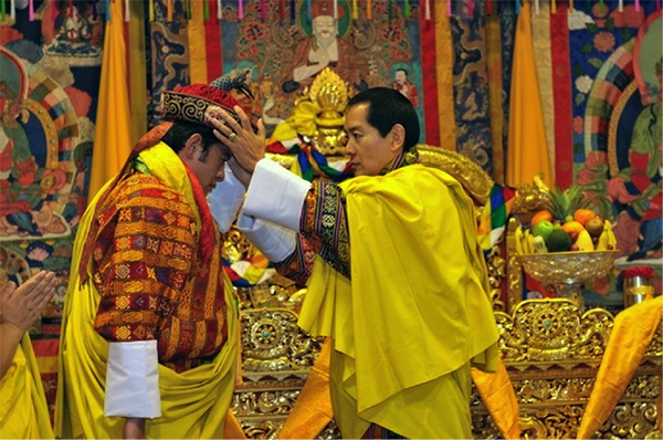 Vua Bhutan thứ 4, Jigme Singye Wangchuck, trao lại vương miện cho con trai trong lễ đăng quang