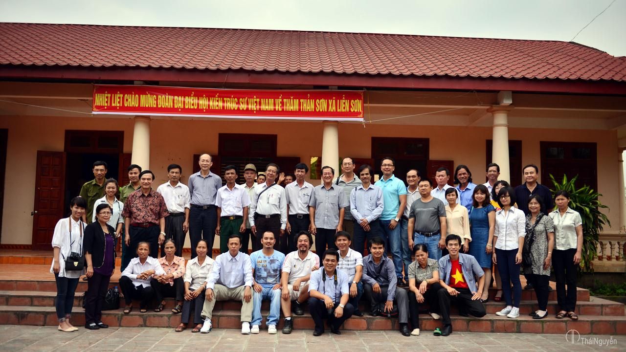 Cả đoàn chụp ảnh lưu niệm tại Nhà văn hoá Khu vực Thản Sơn. Ảnh (c) KTS Nguyễn Thành Thái