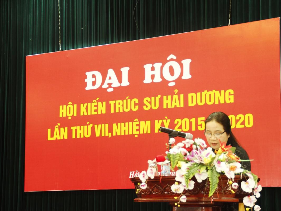 Bà Phạm Thị Kim - Chủ tịch Hội KTS Hải Dương khoá Vi báo cáo tình hình hoạt động của Hội trong nhiệm kỳ vừa qua 
