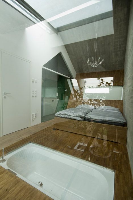 Phòng ngủ kết hợp với một nhà vệ sinh riêng được ngăn cách bởi một kính. Bồn tắm chìm vào sàn nhà ở phía cuối giường