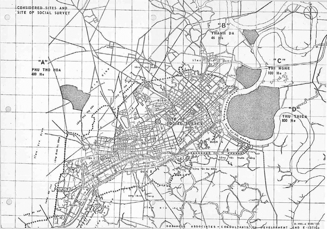 800 ha đất bán đảo Thủ Thiêm được lựa chọn trong số bốn địa điểm (khu vực màu xám) để triển khai xây dựng nhà ở, đáp ứng làn sóng di cư từ các vùng chiến sự về thành phố. Sài Gòn lúc bấy giờ là một thành phố nằm ôm lấy sông Sài Gòn và trải dài theo kênh Bến Nghé. Nguồn: Doxiadis Associates (1965).
