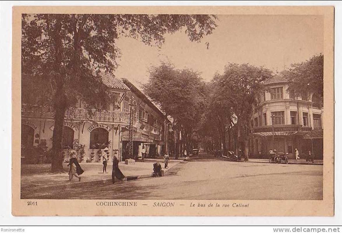 Trong một bức ảnh được chụp sau đó, vị trí bên trái đầu đường Catinat là khách sạn “Hôtel d’Annam” (Nam Việt khách lầu) của ông Huỳnh Huệ Ký