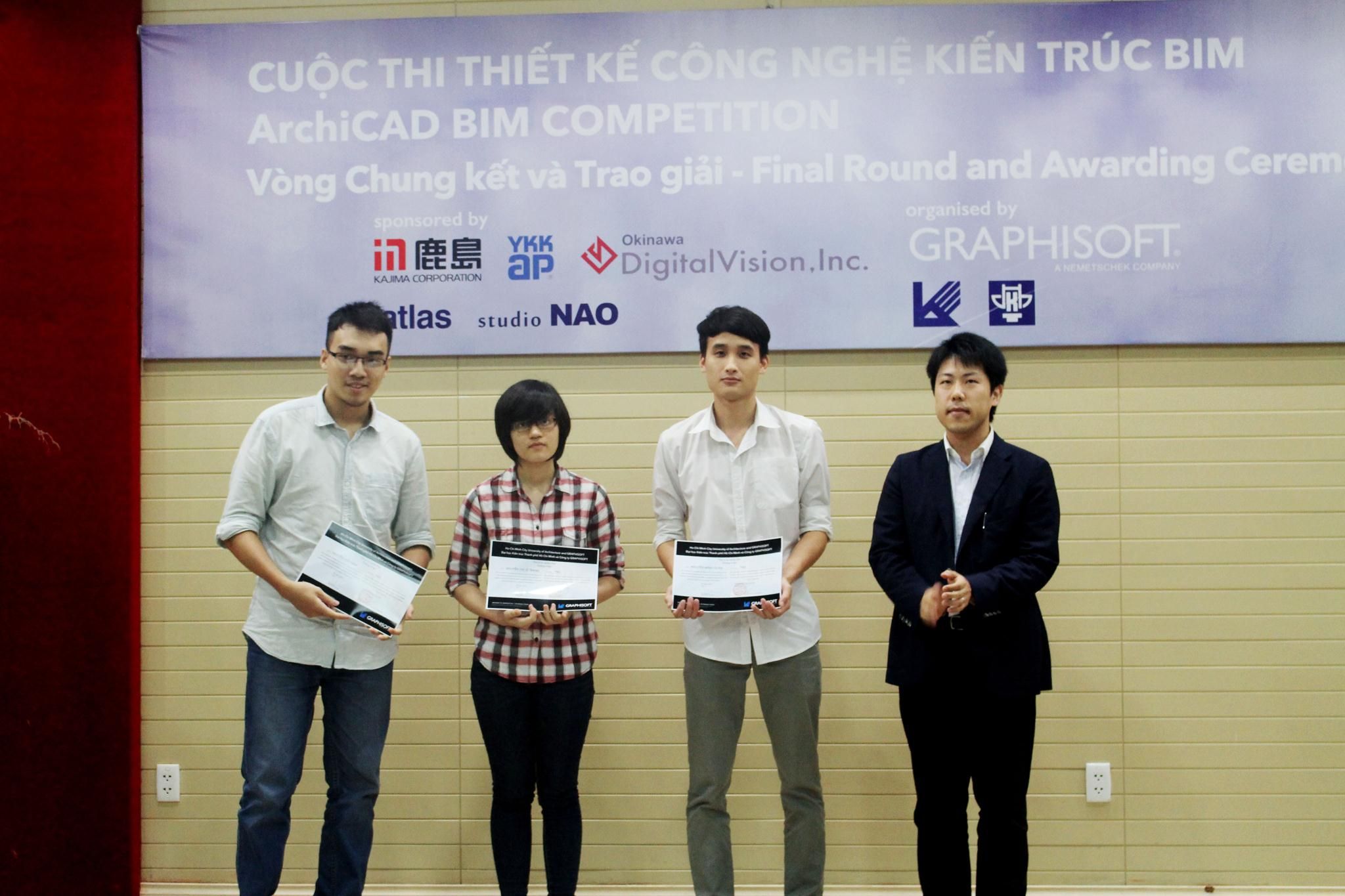 Nhóm đạt giải ba – Nhóm TNQ (gồm sinh viên Nguyễn Hữu Nam, Nguyễn Thị Lê Trang & Nguyễn Minh Quân) Giải thưởng: thực tập tại Công ty Atlas Industries 