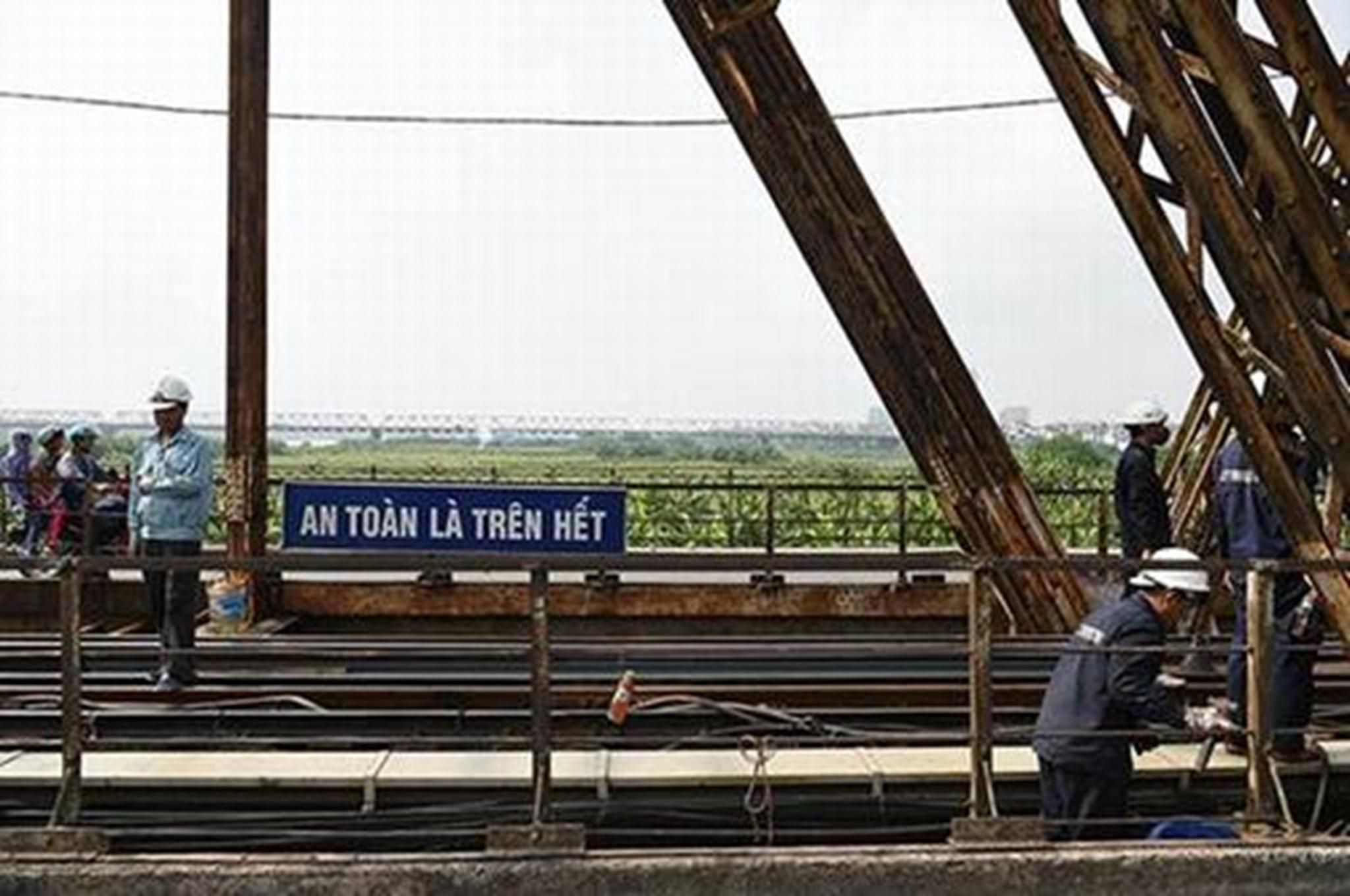 Trong giai đoạn 1 cầu Long Biên sẽ được gia cố để đảm bảo an toàn, phục vụ vận tải đường sắt đến năm 2020; giai đoạn 2, cầu sẽ được khôi phục cải tạo thành đường bộ đô thị sau khi dự án đường sắt đô thị Hà Nội tuyến số 1 được hoàn thành.