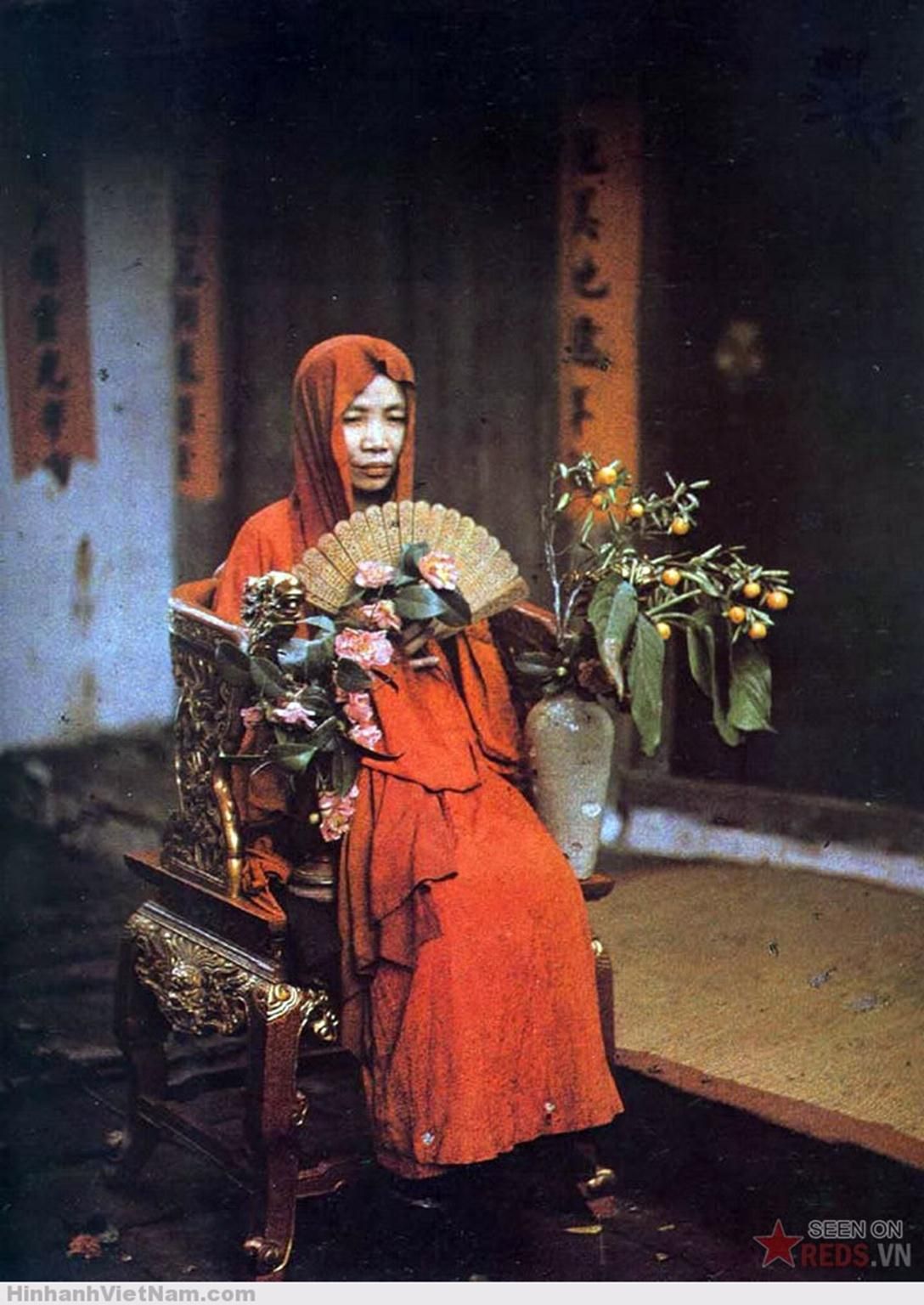 Một bà đồng, 1915