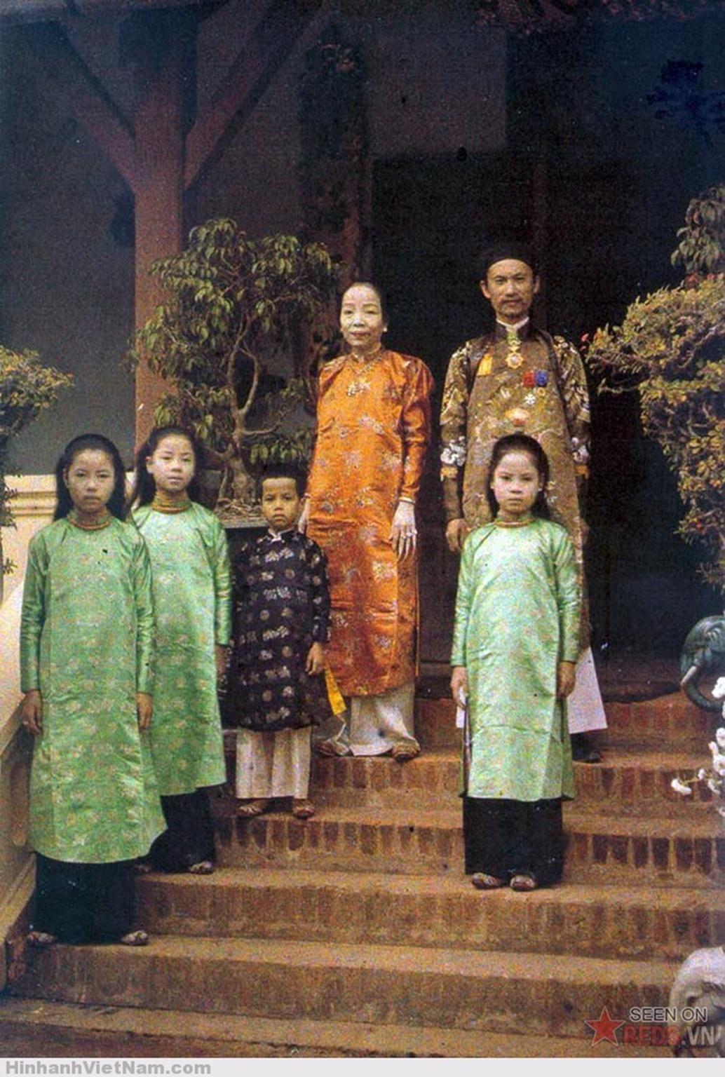Quan Thống sứ Bắc kỳ bên người vợ và 4 đứa con, 1915.