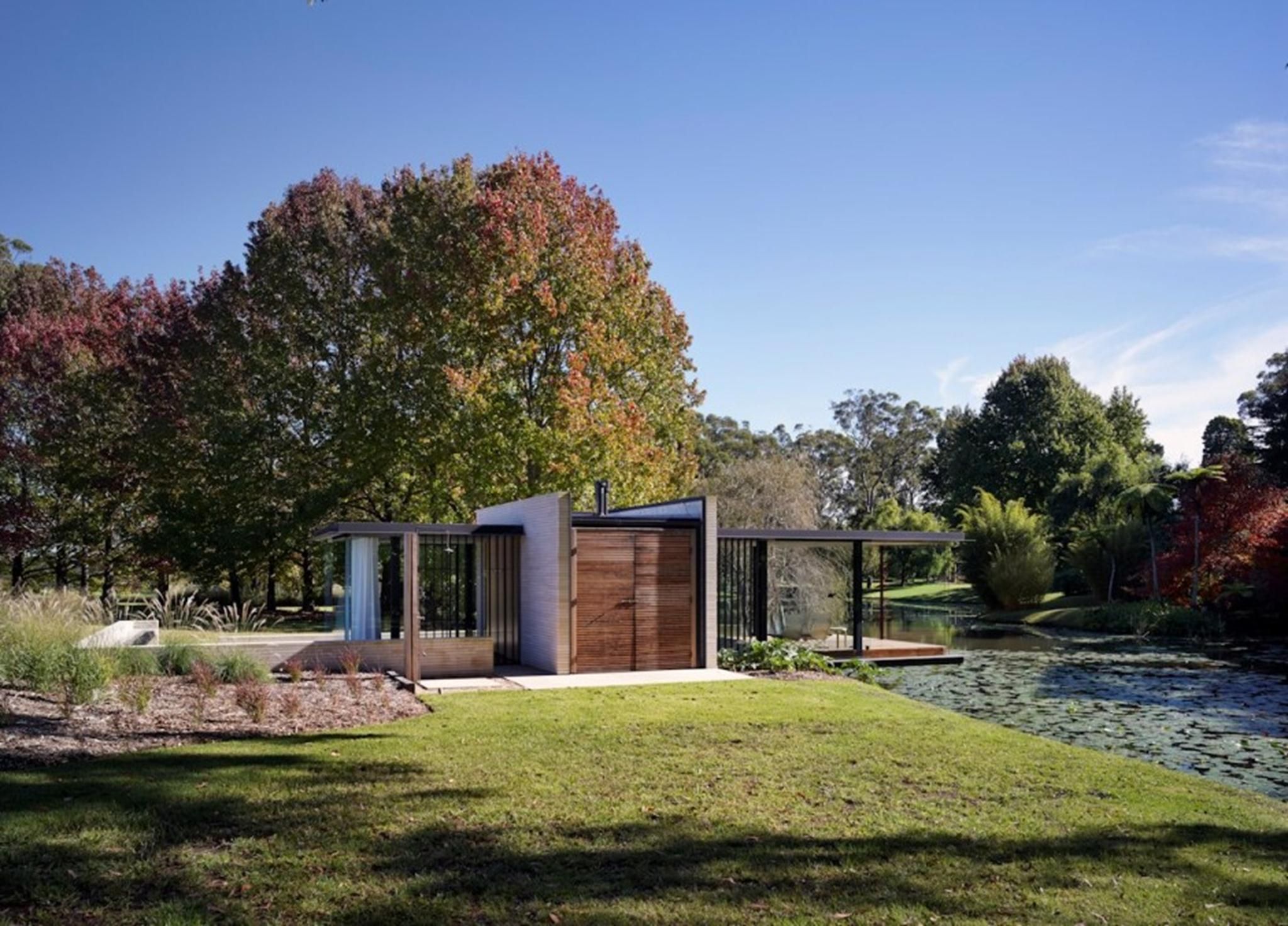 Thiết kế bởi kiến ​​trúc sư người Úc Matthew Woodward, ngôi nhà xinh đẹp này được bao quanh bởi thiên nhiên tươi mát là những vườn cây và đập nước tự nhiên.